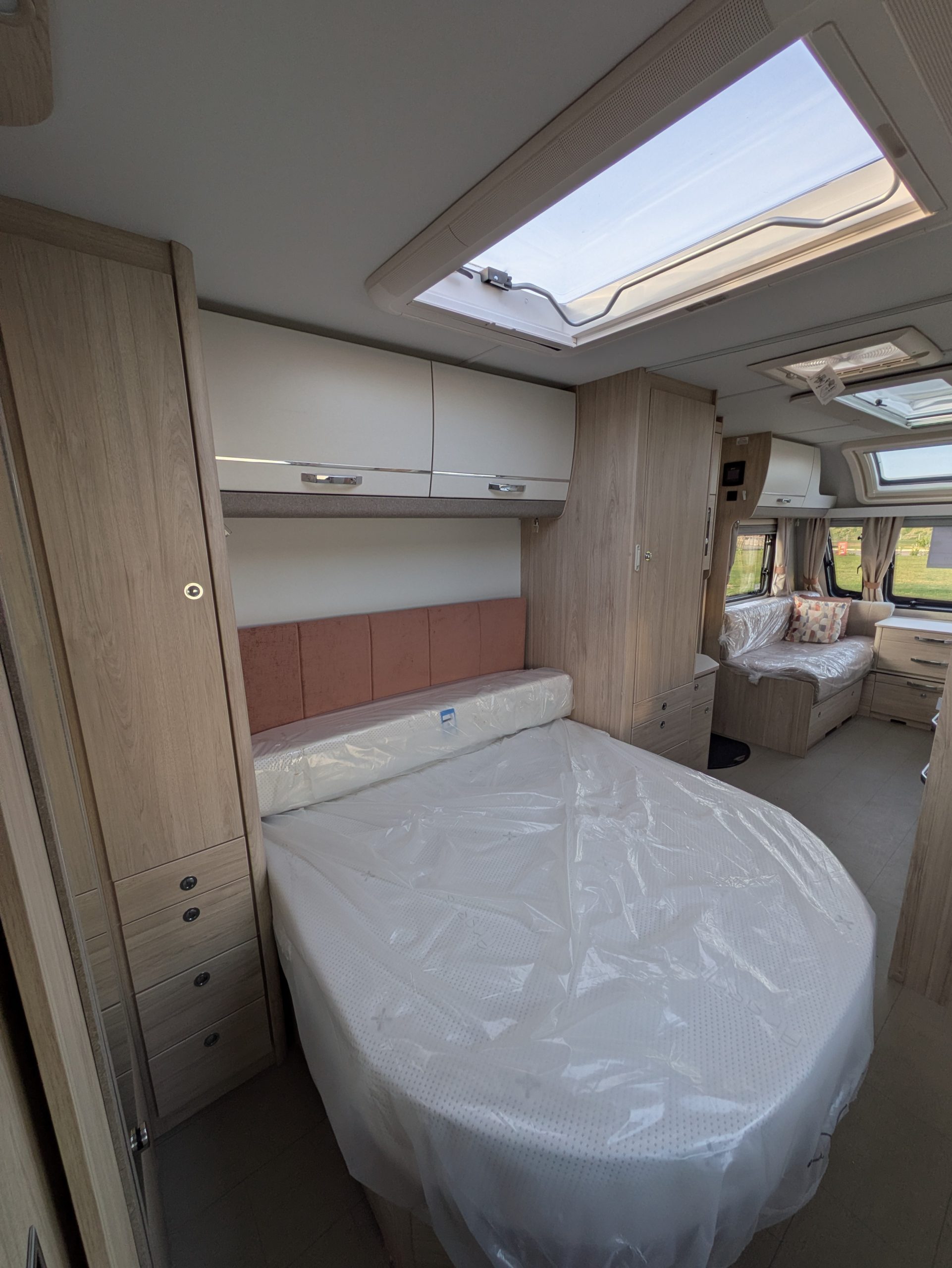 Elddis Avante 554. 2025 Model. **Free Motormover included** - Image 12
